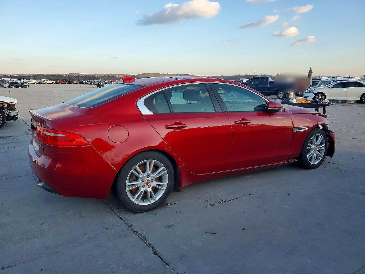 2018 Jaguar Xe Awd Premium Awd 4C 4D Sedan 25T - Фото 3