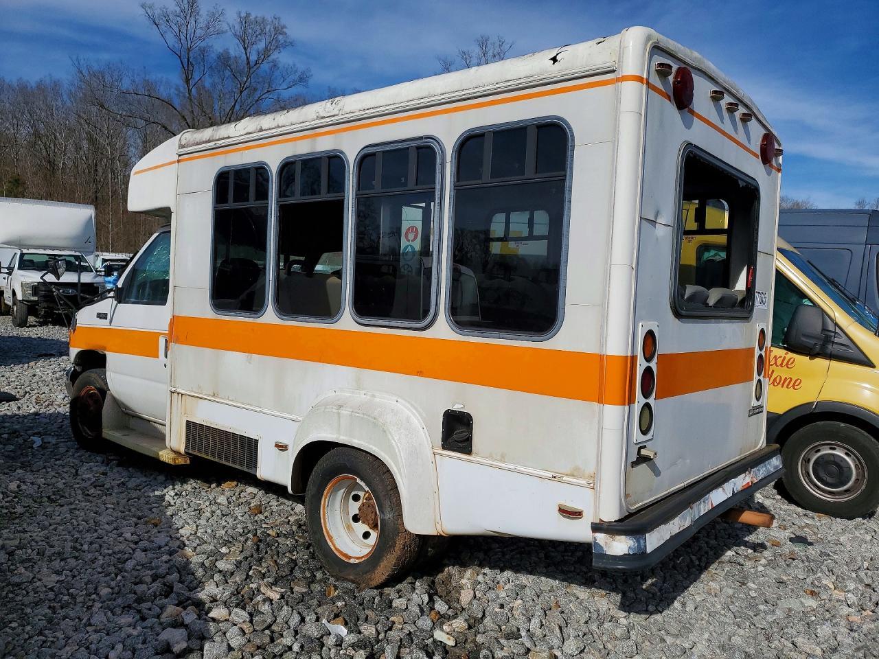 2005 Ford E350 Shuttle Bus - Фото 2