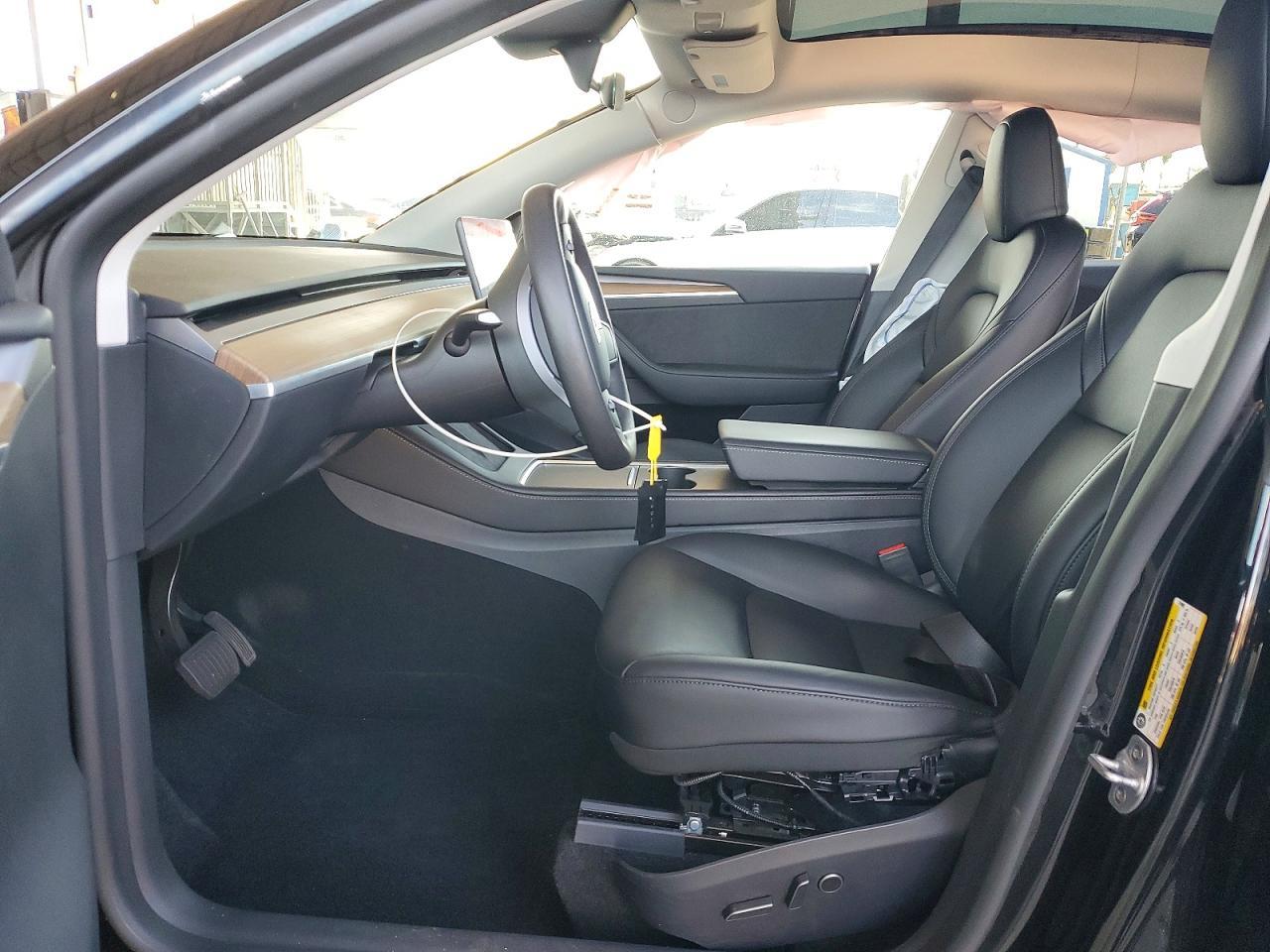 2025 Tesla Model Y - Фото 7