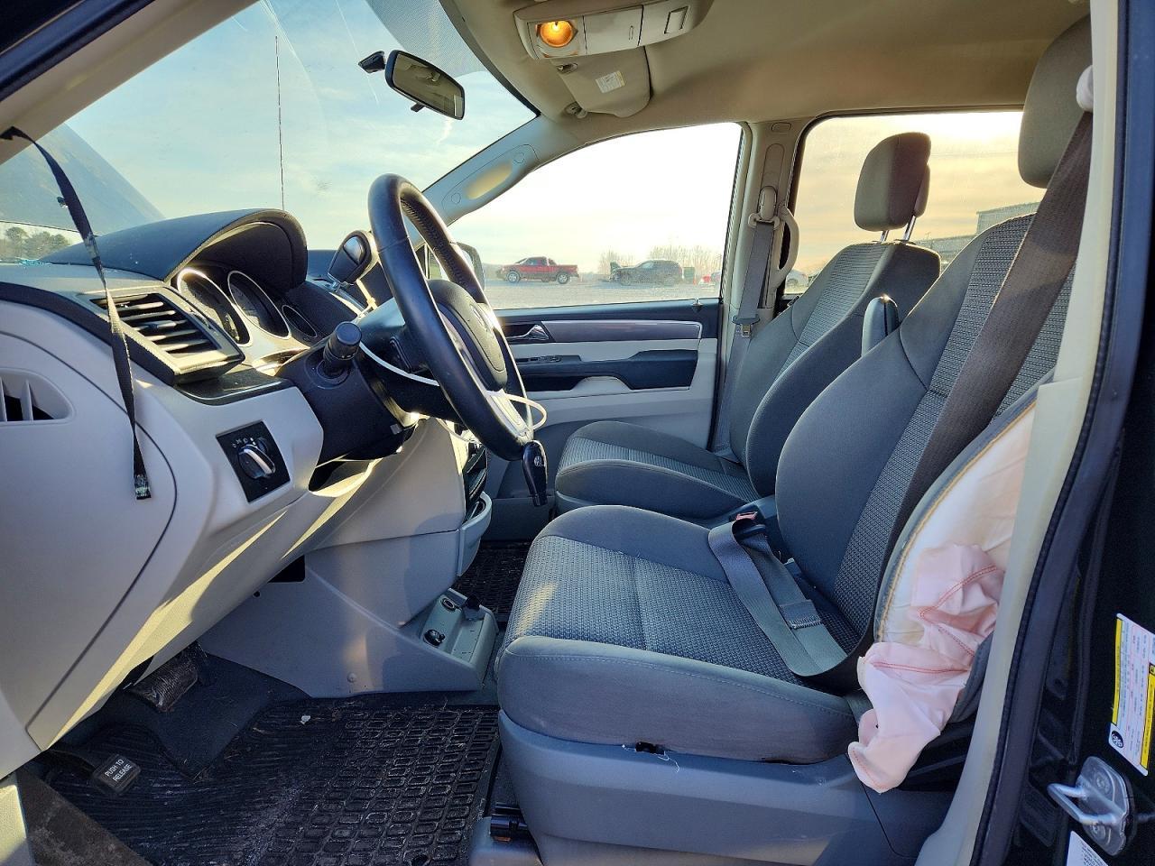 2013 Volkswagen Routan S - Фото 7