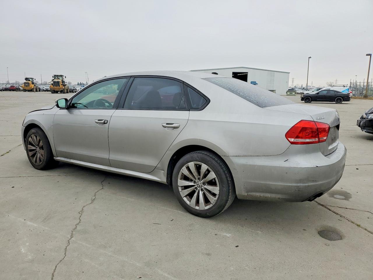 2013 Volkswagen Passat S - Фото 2