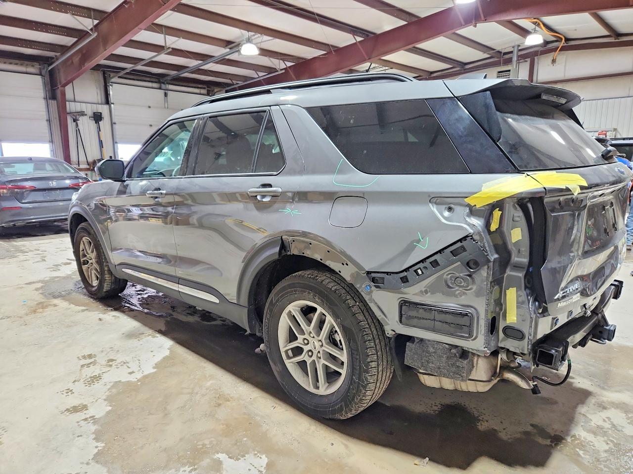 2025 Ford Explorer Active - Фото 2