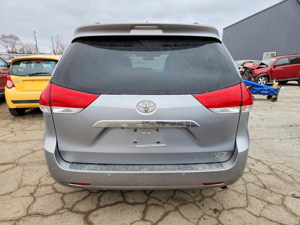 2012 Toyota Sienna - Фото 6