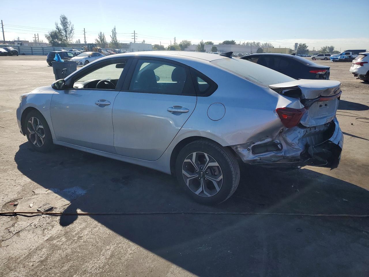 2021 Kia Forte Lxs - Image 2
