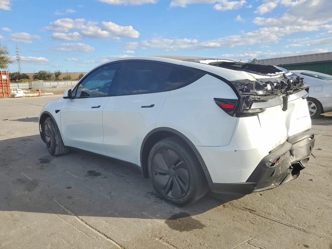 2026 Tesla Model Y - Фото 2