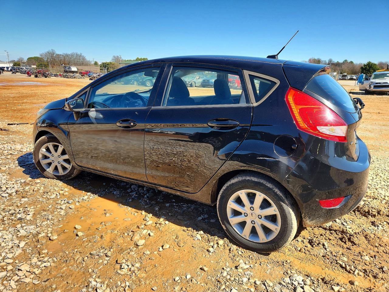 2011 Ford Fiesta Se - Image 2