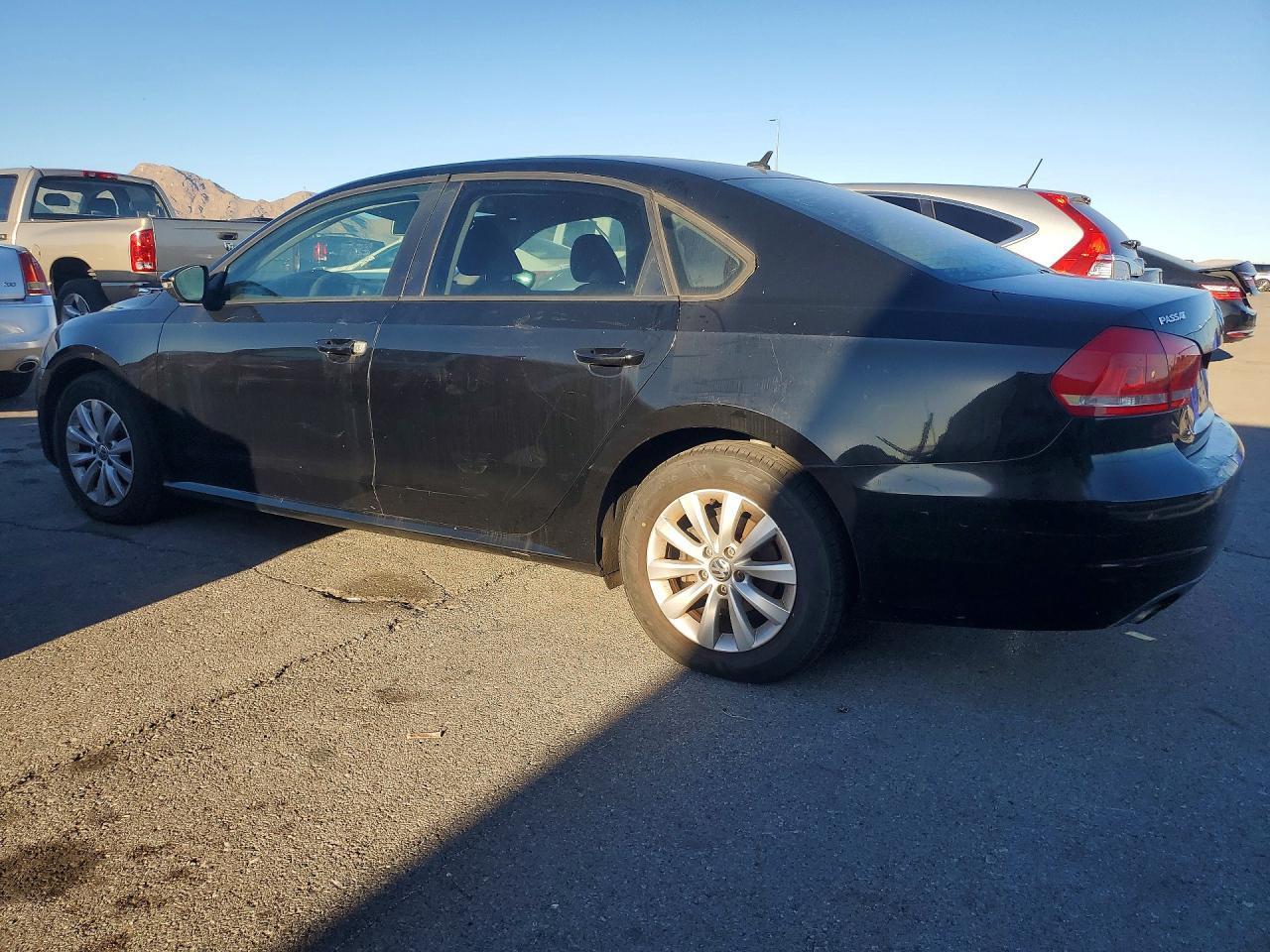 2012 Volkswagen Passat S - Фото 2