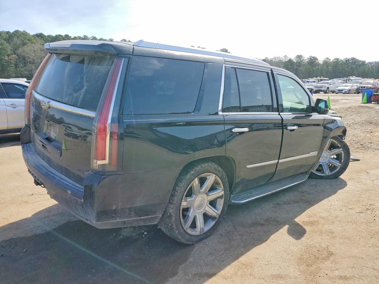 2017 Cadillac Escalade Luxury - Image 3