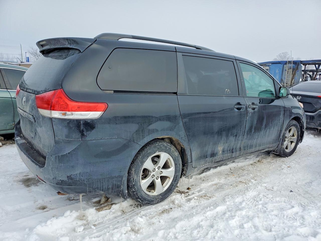 2013 Toyota Sienna Le - Фото 3
