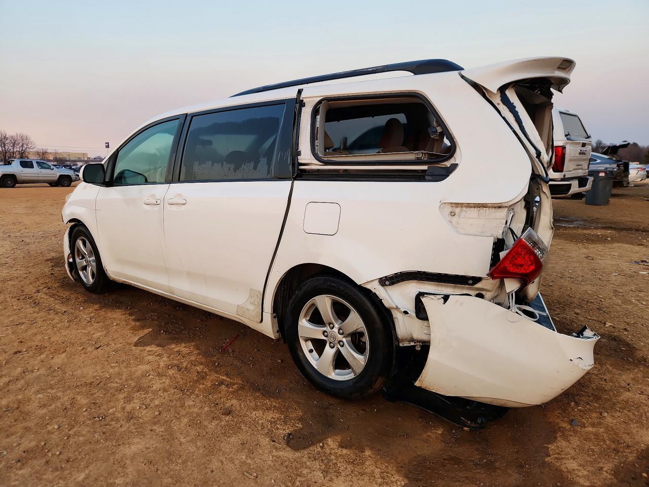 2011 Toyota Sienna Le - Image 2