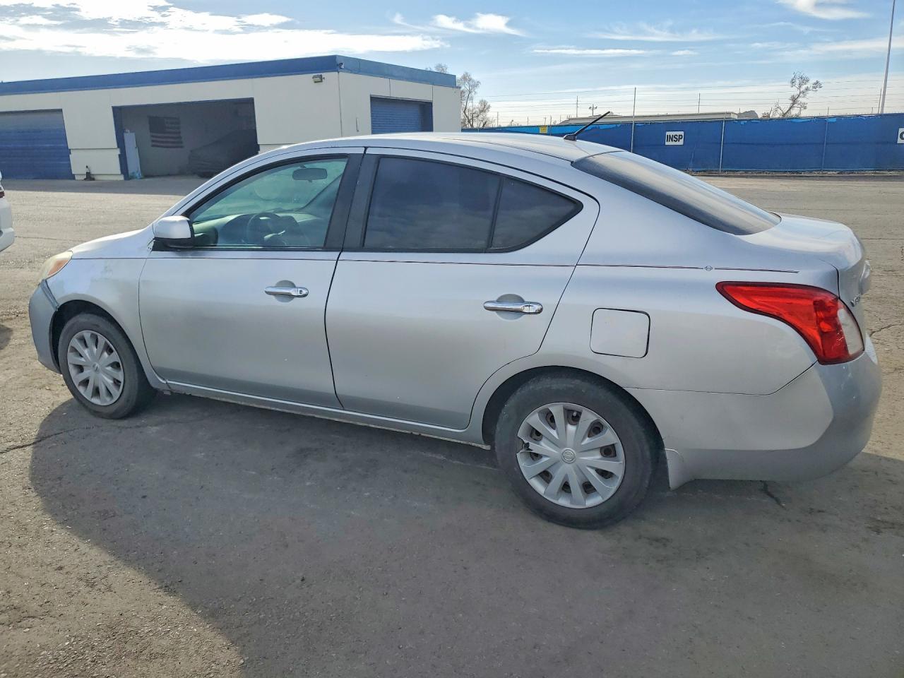 2012 Nissan Versa 1.6 S - Фото 2