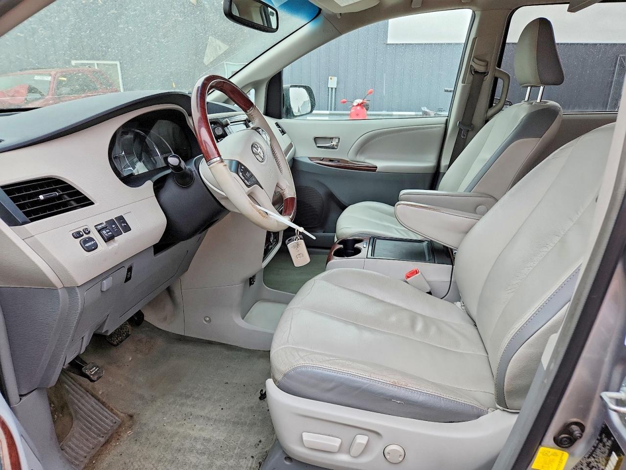 2012 Toyota Sienna - Фото 7