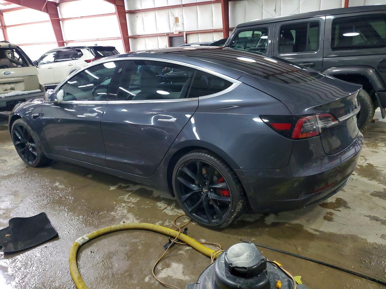 2018 Tesla Model 3 - Фото 2