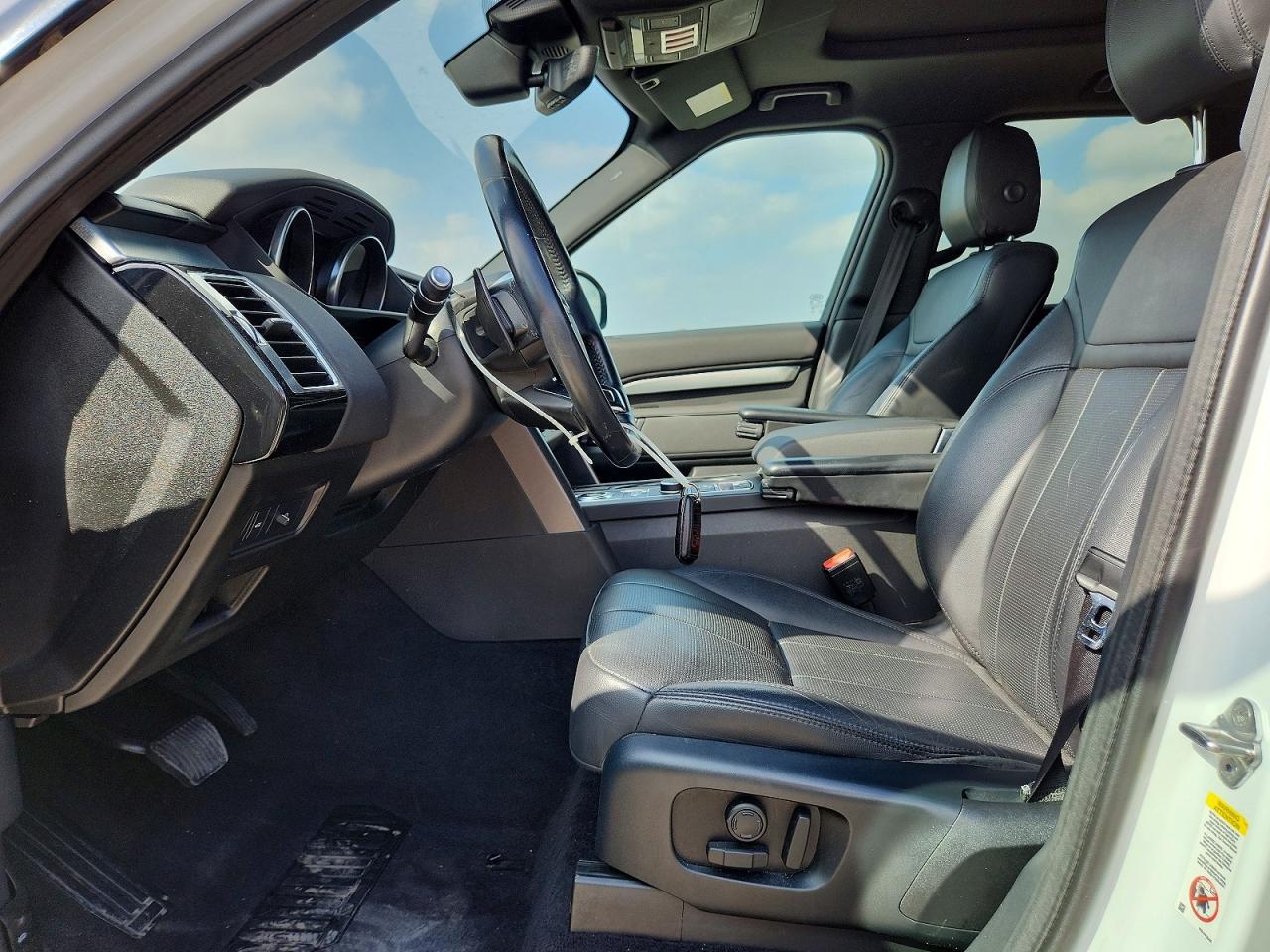 2020 Land Rover Discovery Landmark - Image 7