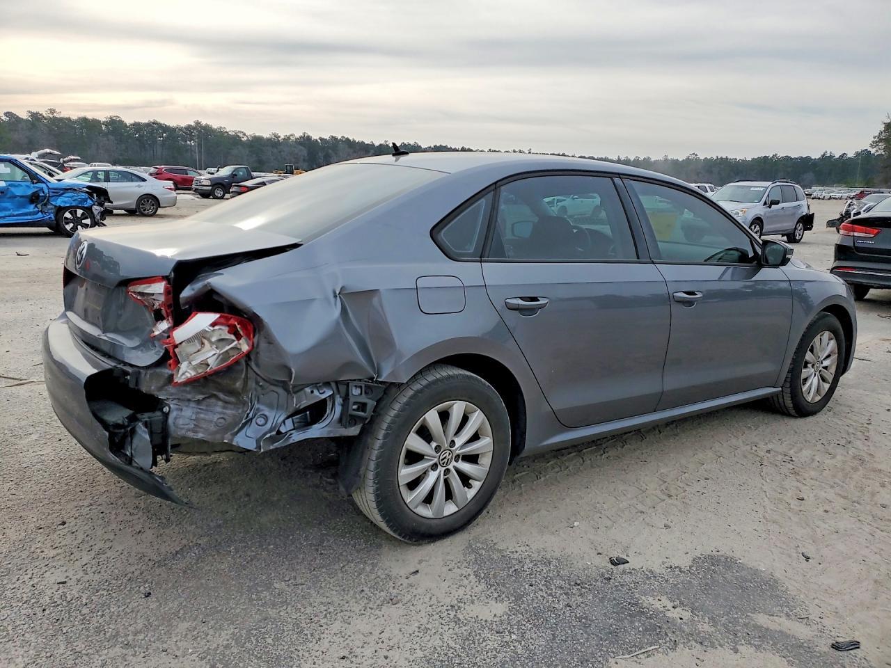 2013 Volkswagen Passat S - Фото 3