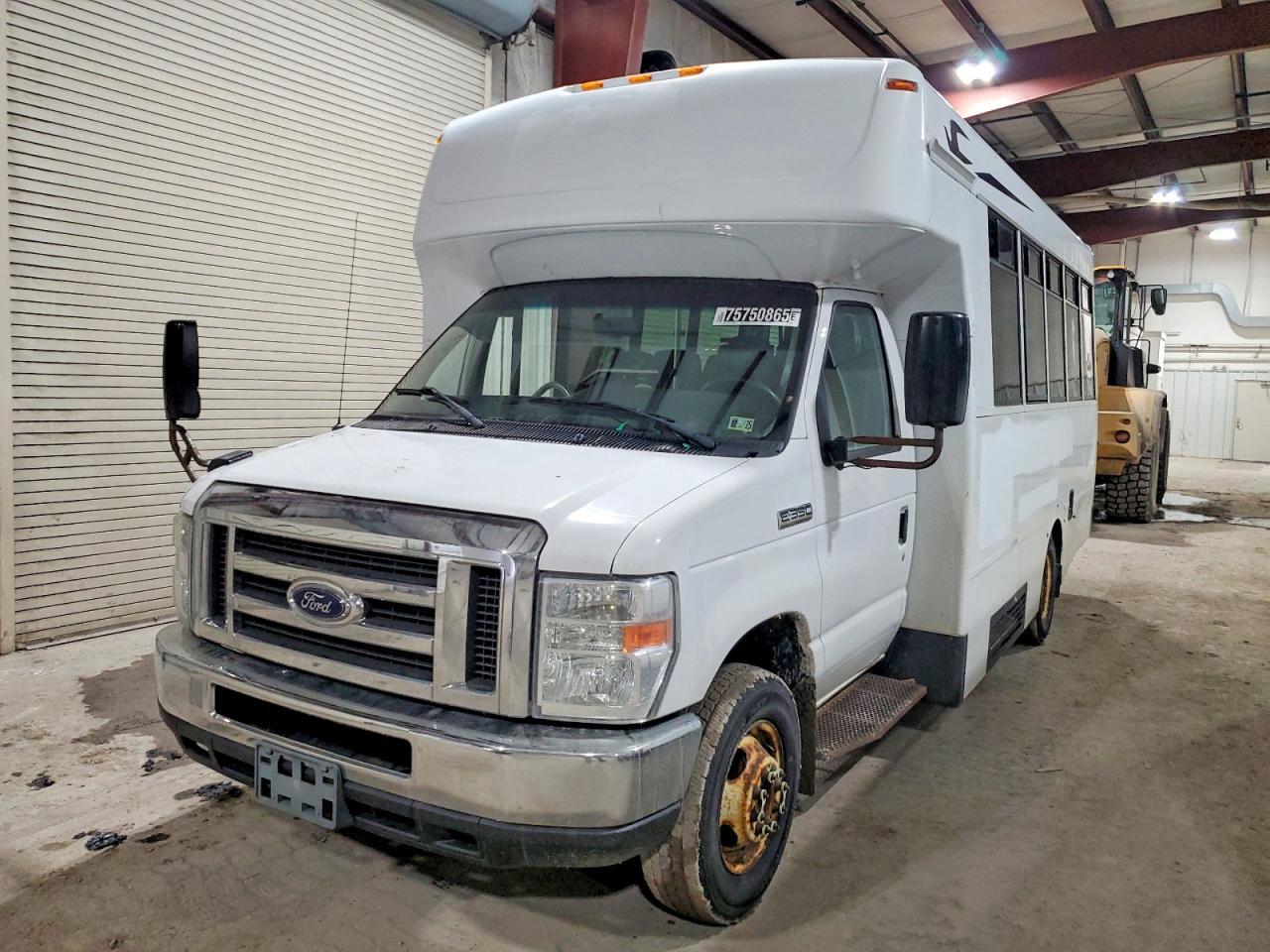 2016 Ford Econoline E350 Super Duty Cutaway Van - Фото 2