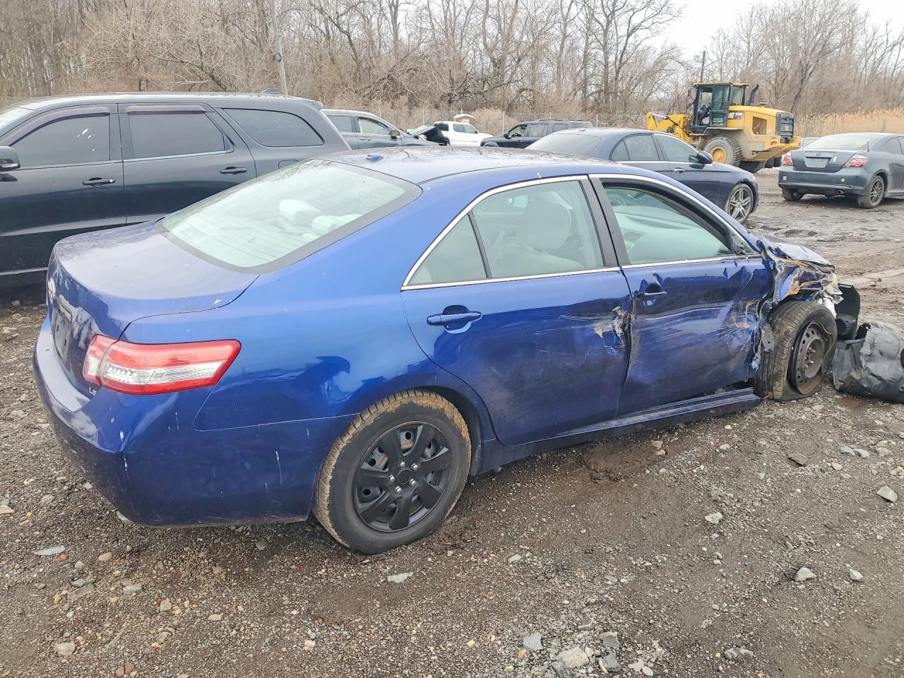 2010 Toyota Camry Le - Фото 3