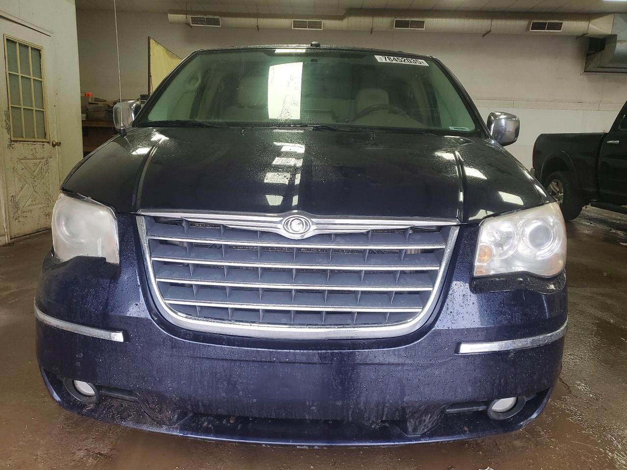 2010 Chrysler Town & Country Limited - Фото 5