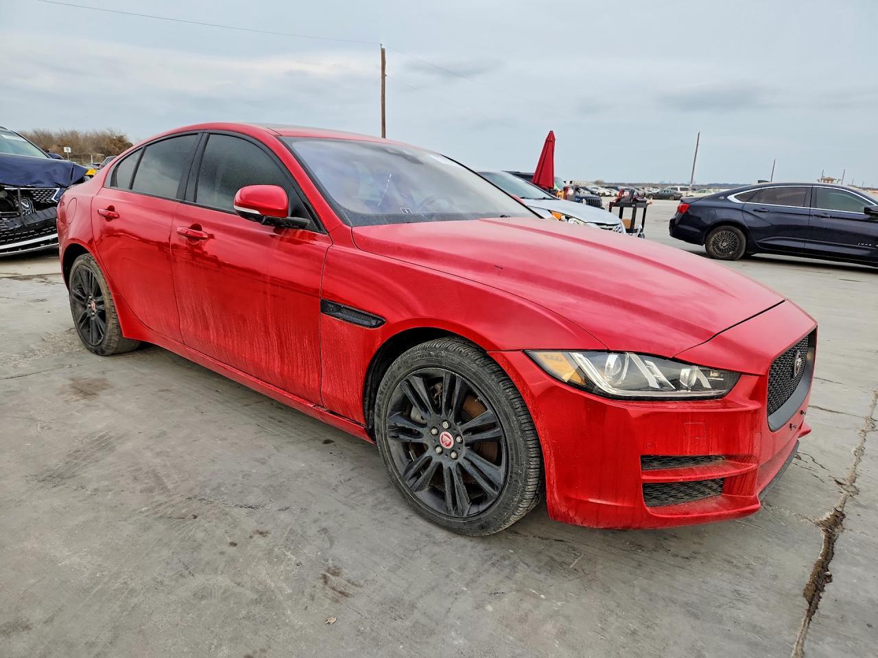 2018 Jaguar Xe Prestige 2Wd 25T 4C 4D Sedan - Фото 4