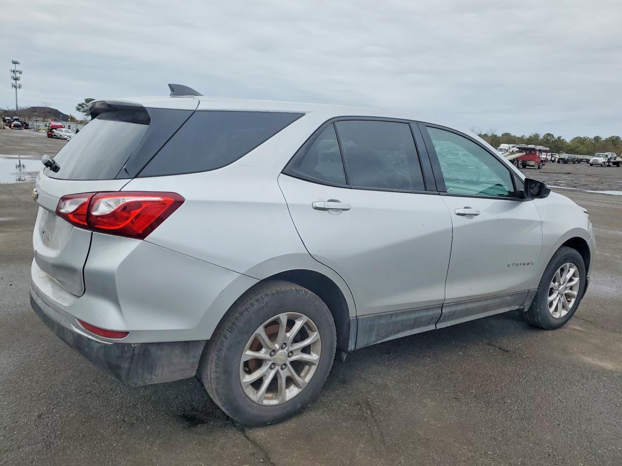 2018 Chevrolet Equinox Ls - Фото 3