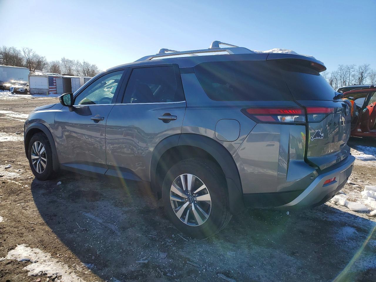 2025 Nissan Pathfinder Sl - Image 2