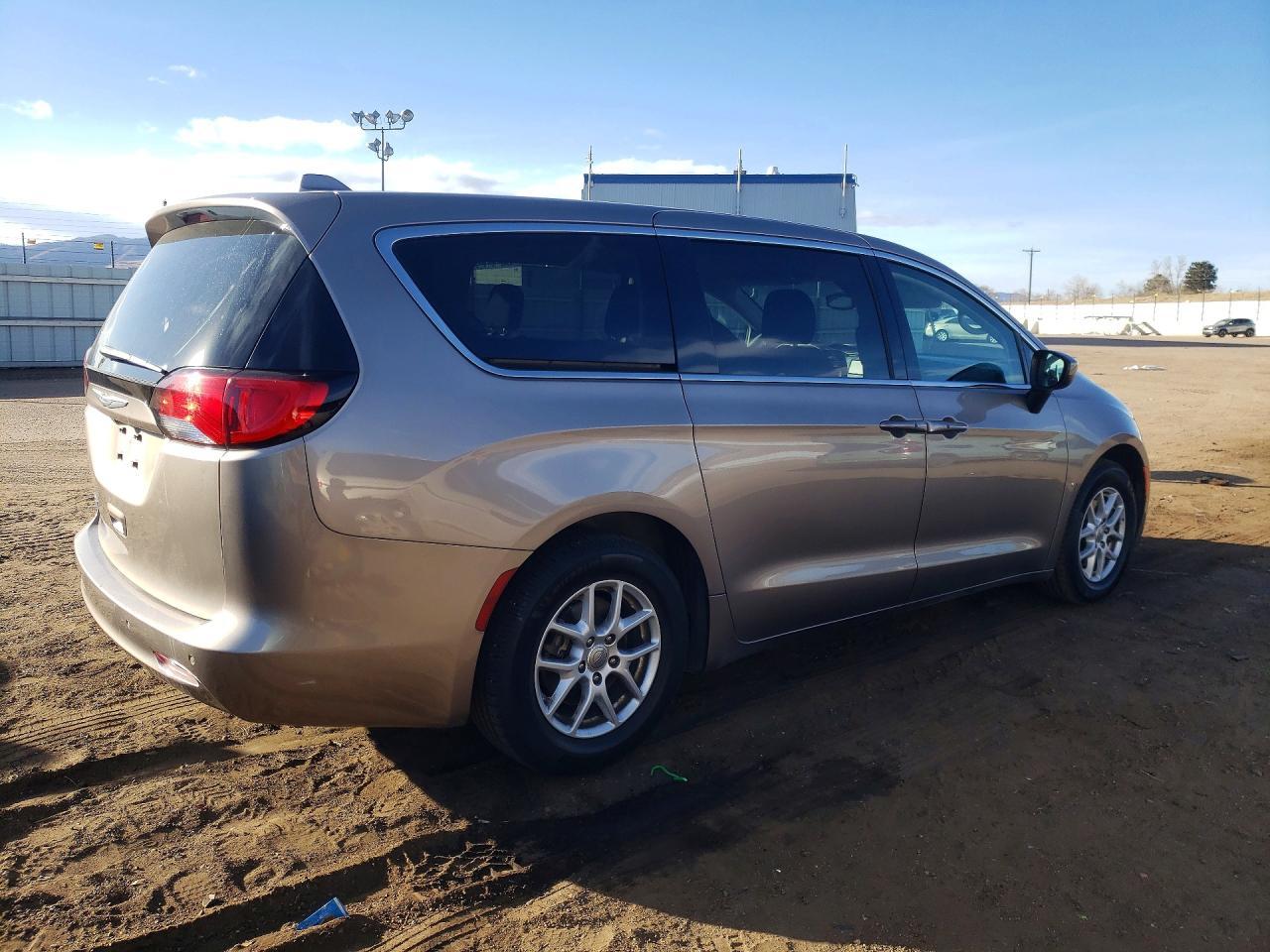 2017 Chrysler Pacifica Touring - Фото 3