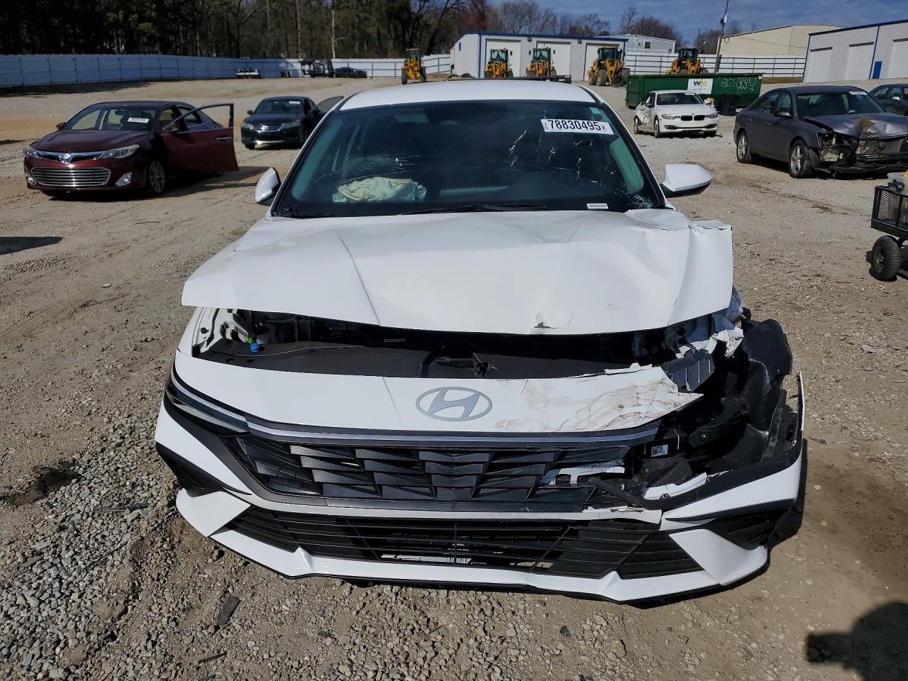 2025 Hyundai Elantra Se - Image 5