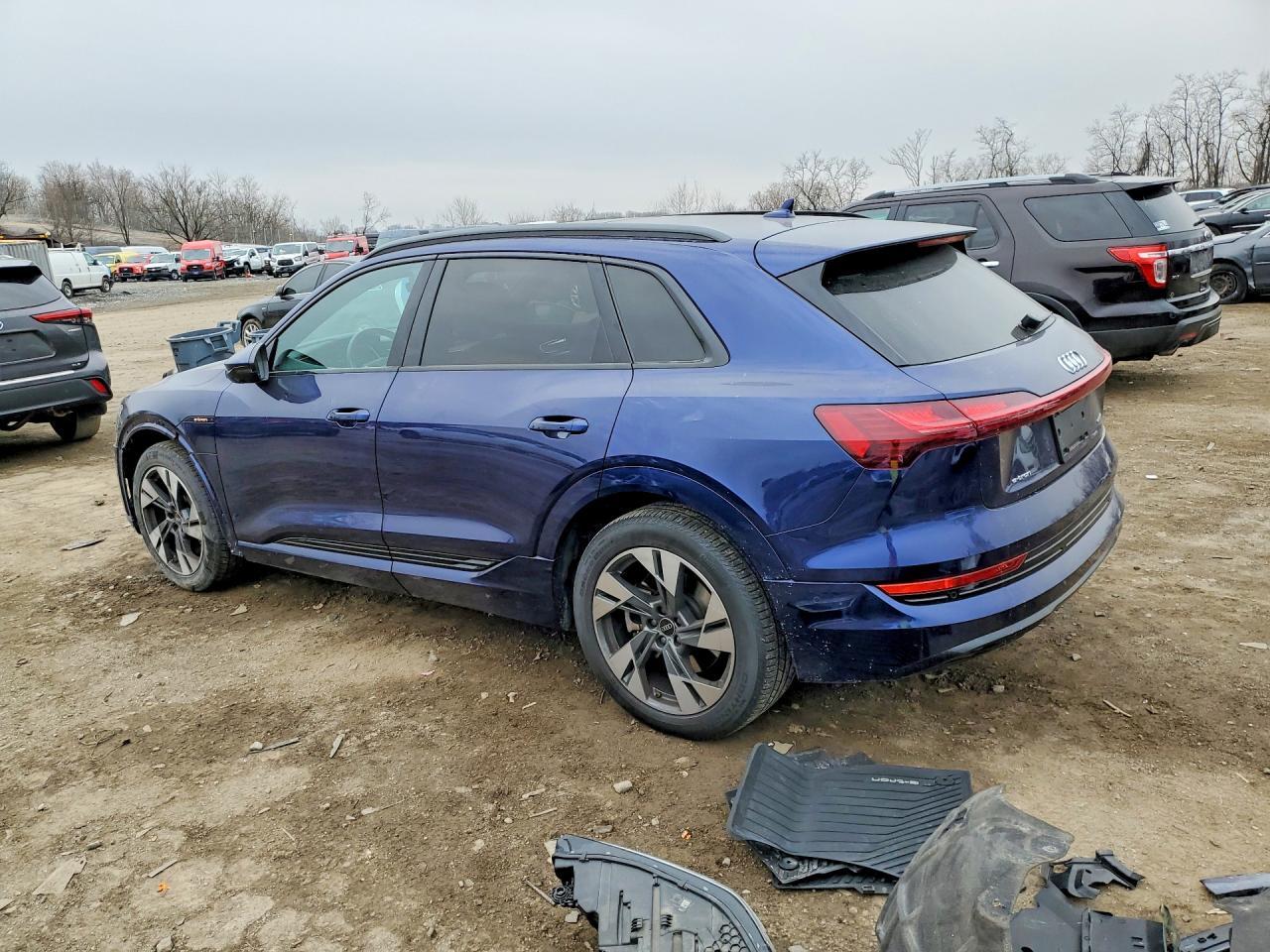 2022 Audi E-Tron Premium - Фото 2
