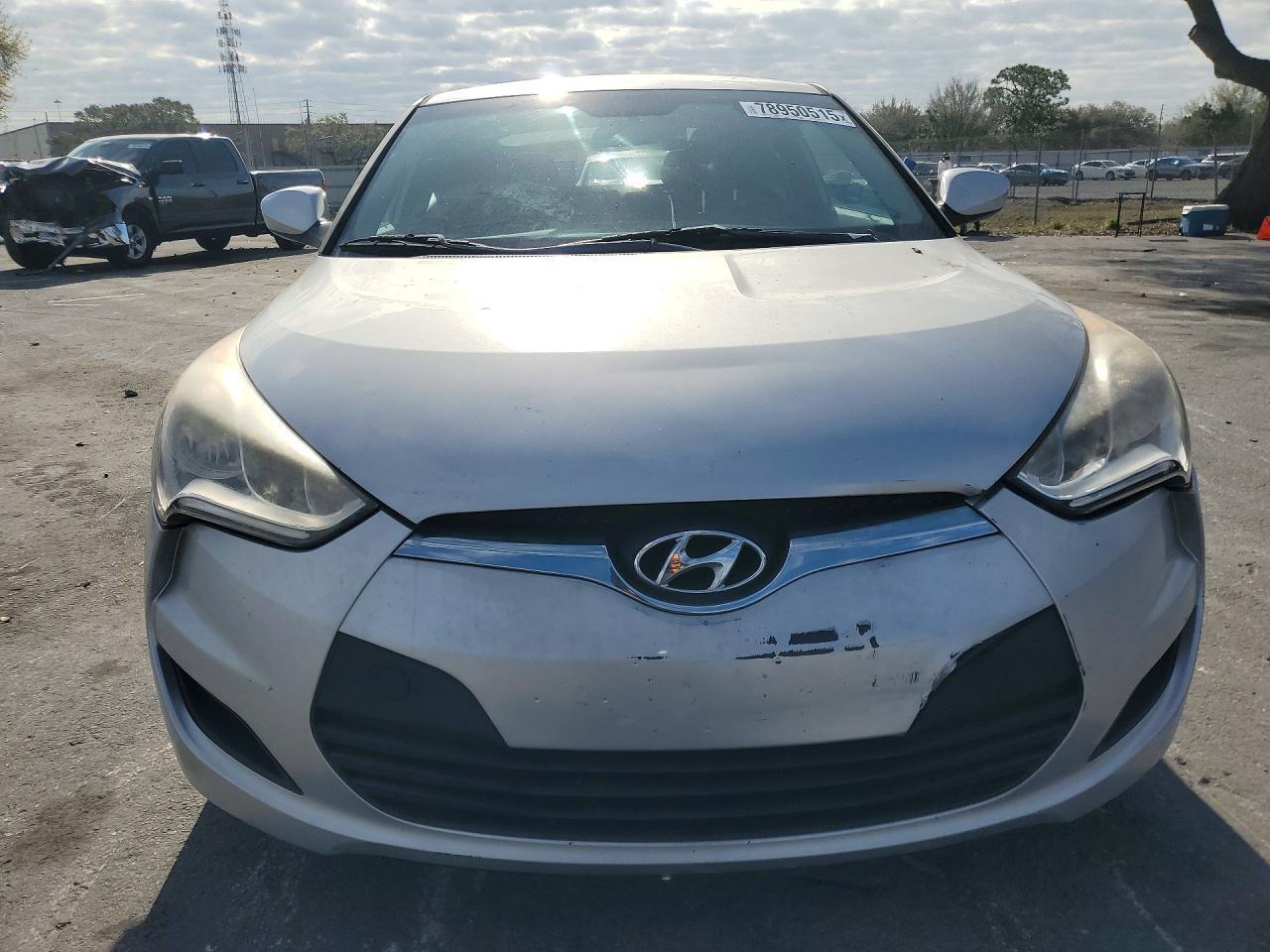 2016 Hyundai Veloster Base - Image 5