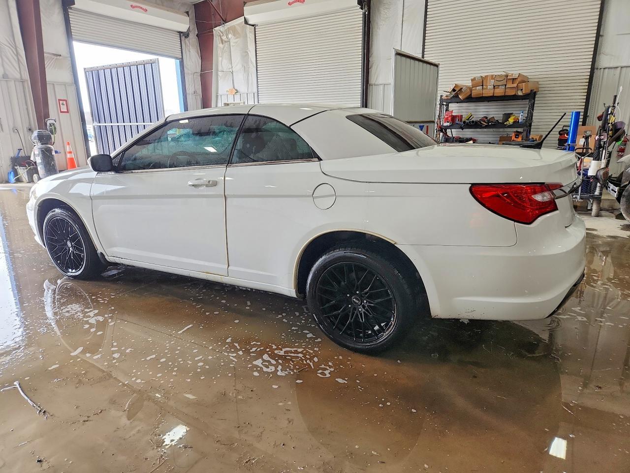 2013 Chrysler 200 S - Image 2