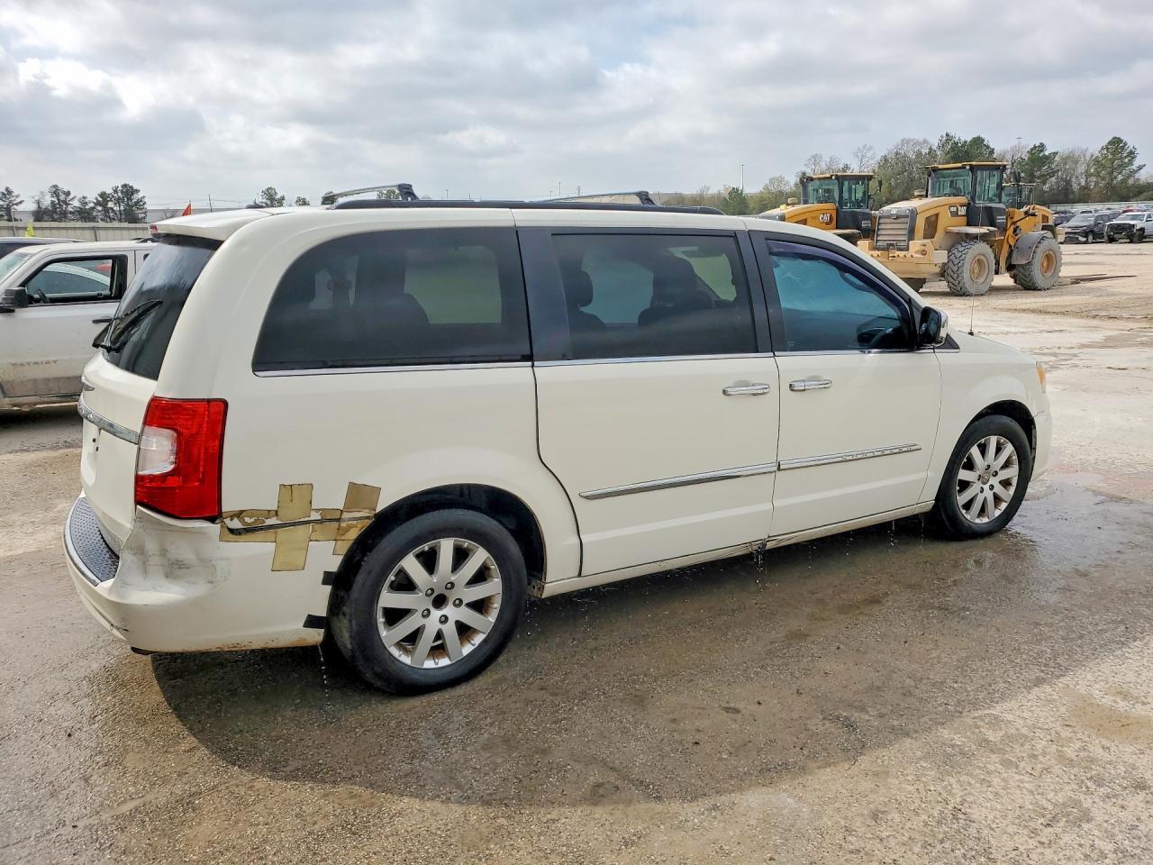 2012 Chrysler Town & Country Touring L - Фото 3