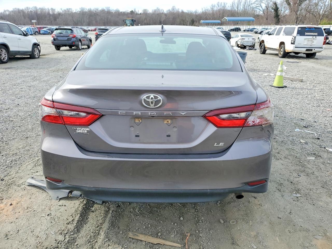 2021 Toyota Camry Le - Фото 6