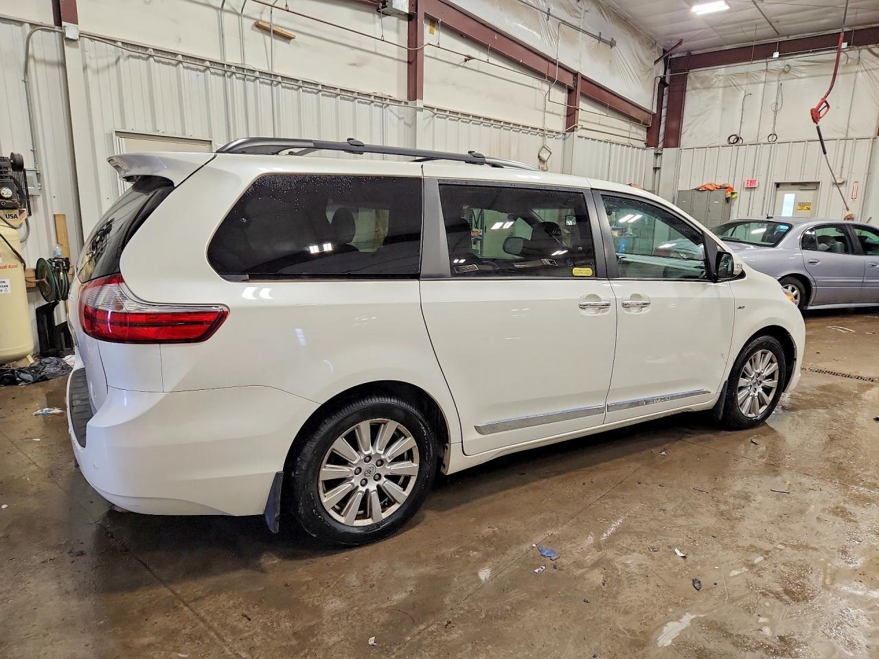 2017 Toyota Sienna Limited Premium 7-Passenger - Фото 3