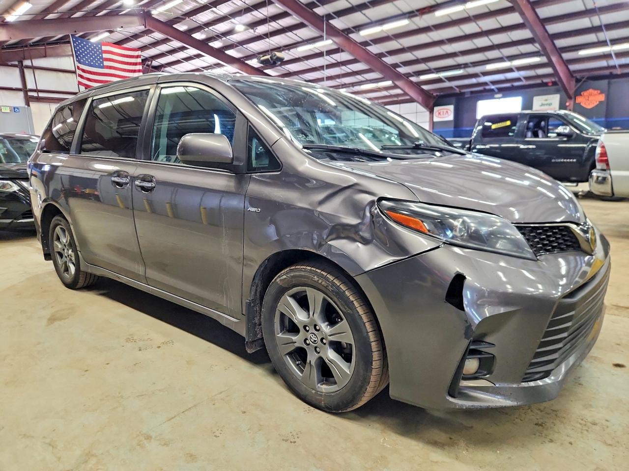 2020 Toyota Sienna Se - Фото 4