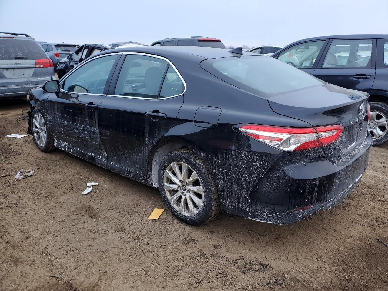 2020 Toyota Camry Le - Фото 2