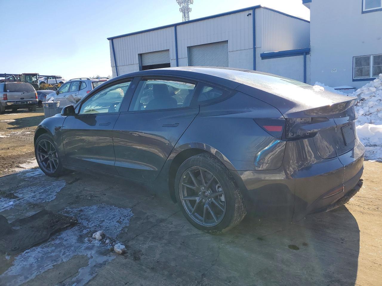 2025 Tesla Model 3 - Фото 2
