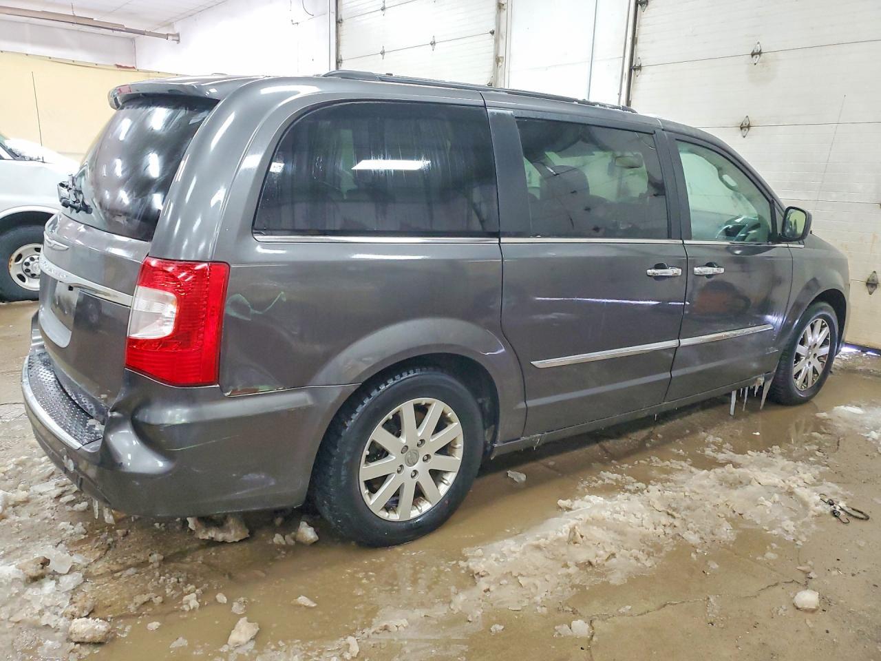 2015 Chrysler Town & Country Touring - Фото 3