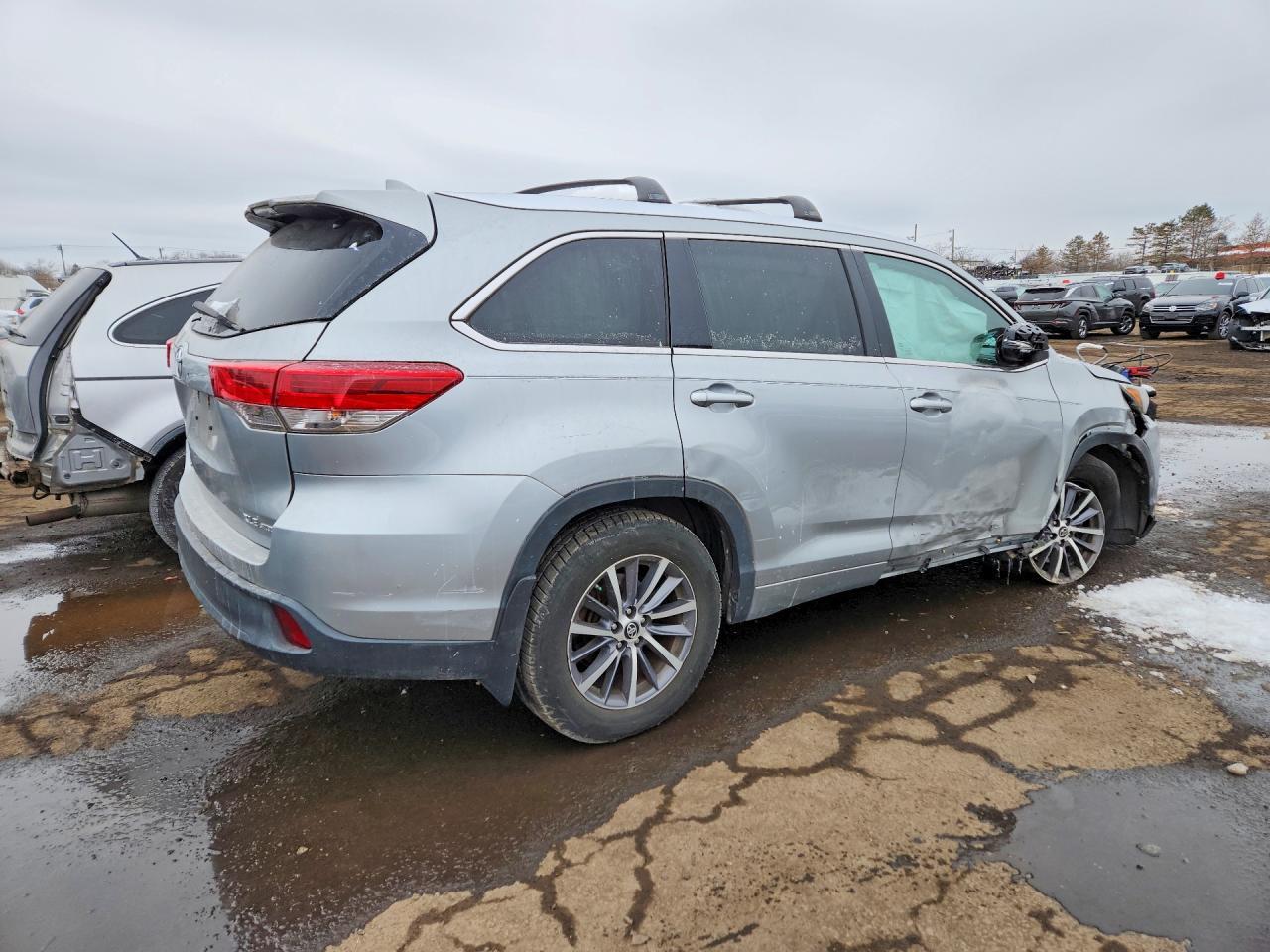 2017 Toyota Highlander Se - Фото 3