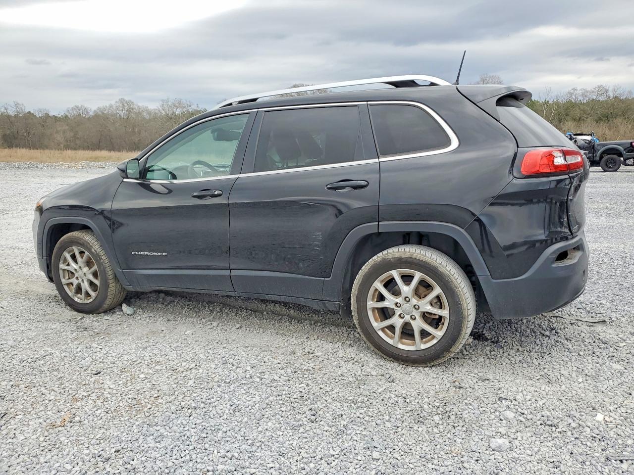 2017 Jeep Cherokee Latitude - Image 2
