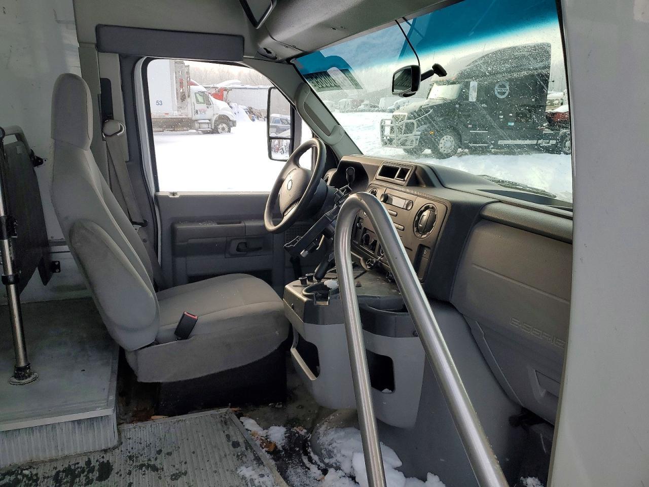 2016 Ford Econoline E350 Super Duty Cutaway Van - Фото 5