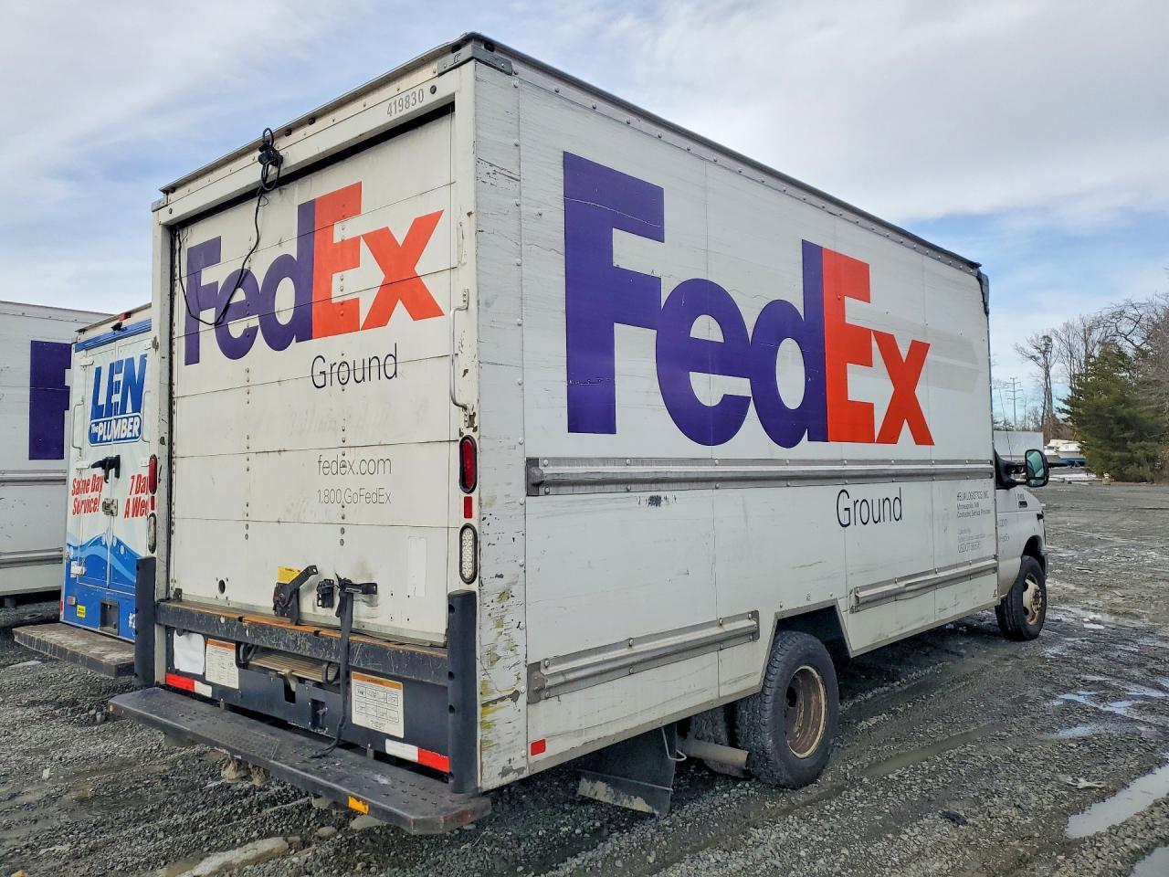 2015 Ford E350 Box Truck - Фото 3