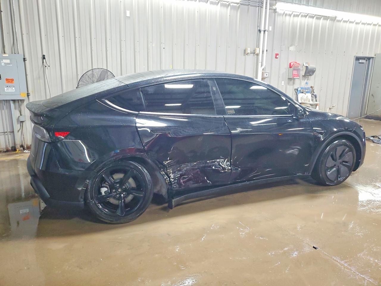 2026 Tesla Model Y - Фото 3