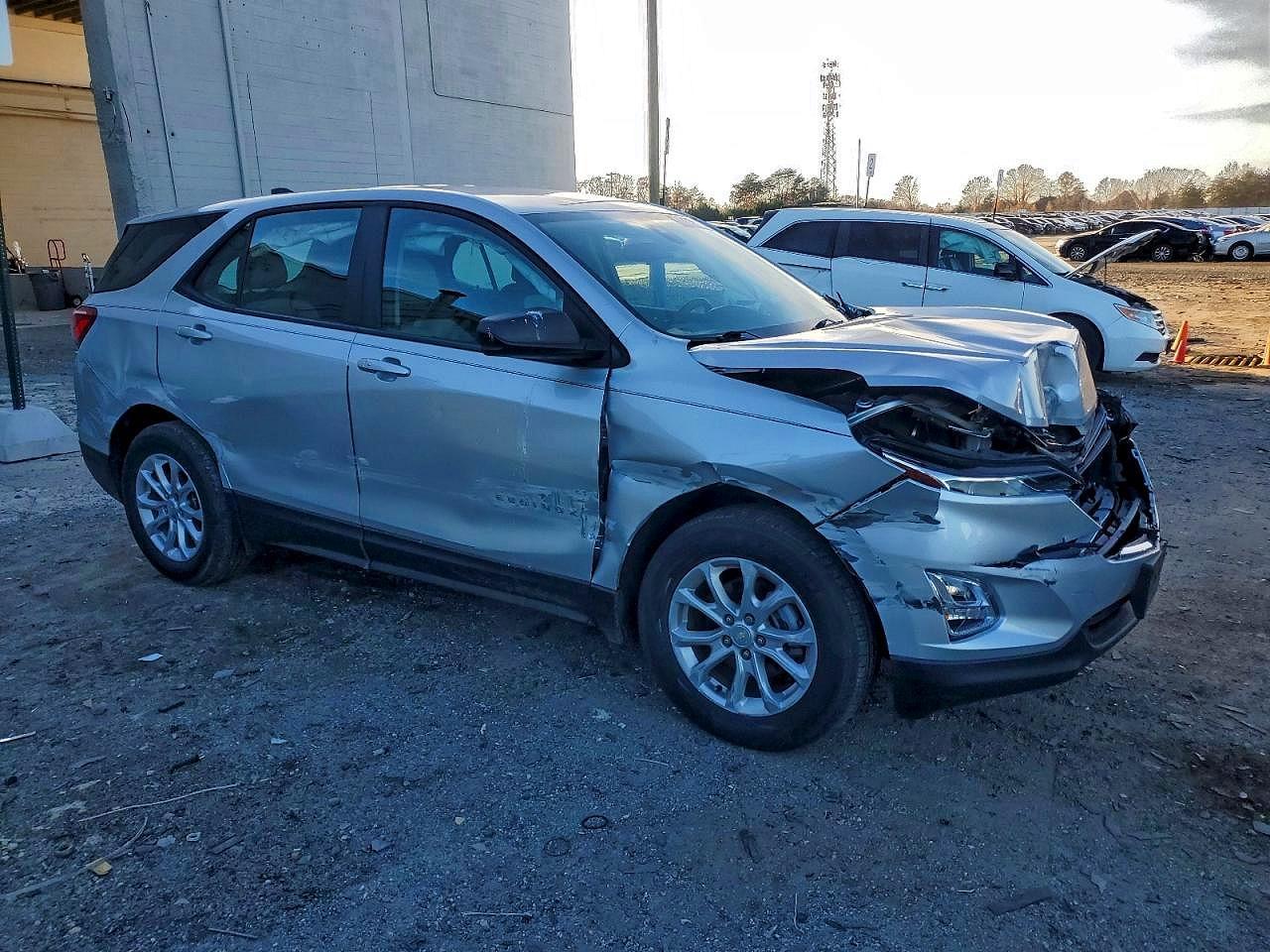2021 Chevrolet Equinox Ls - Фото 4