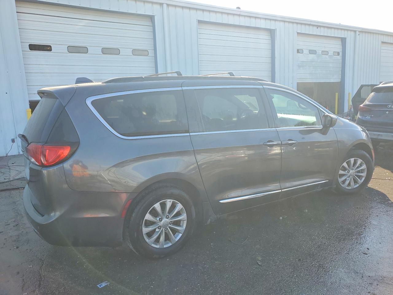 2017 Chrysler Pacifica Touring L - Image 3