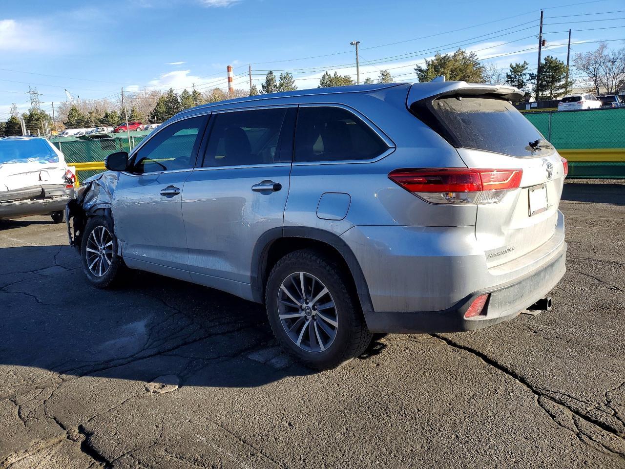 2017 Toyota Highlander Xle - Image 2