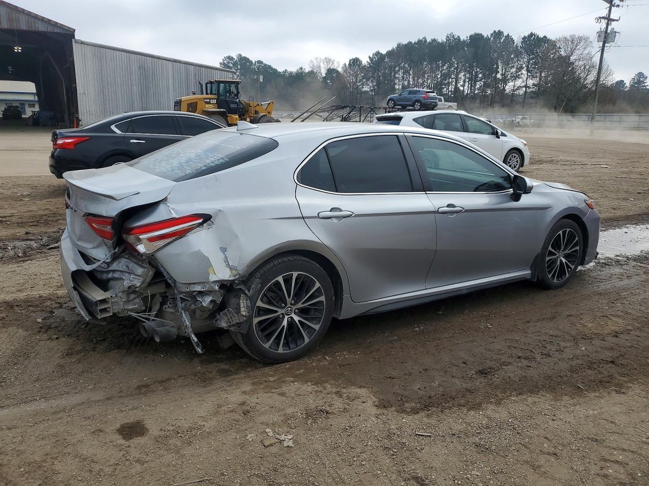 2020 Toyota Camry Se - Фото 3