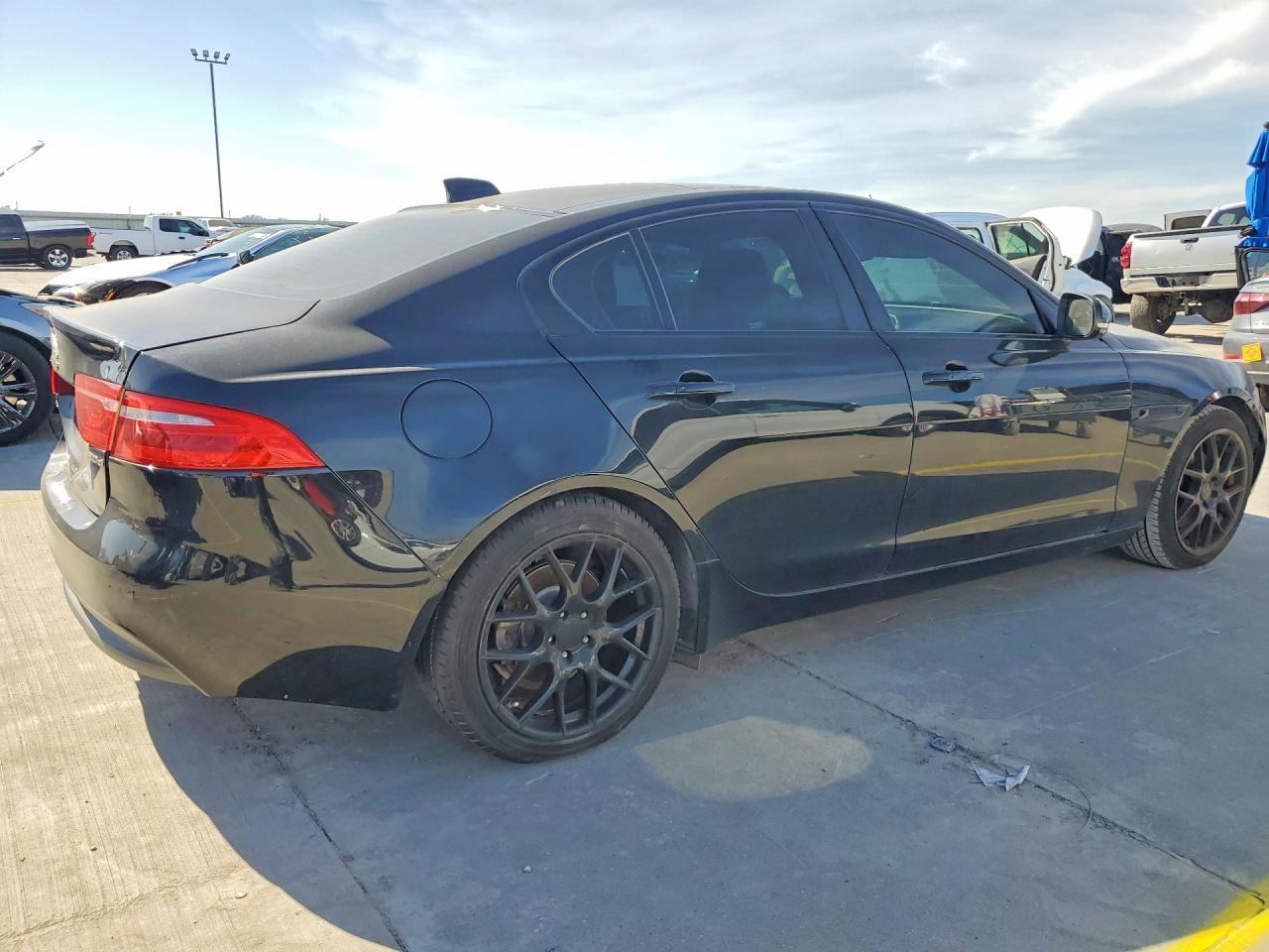 2017 Jaguar Xe - Фото 3