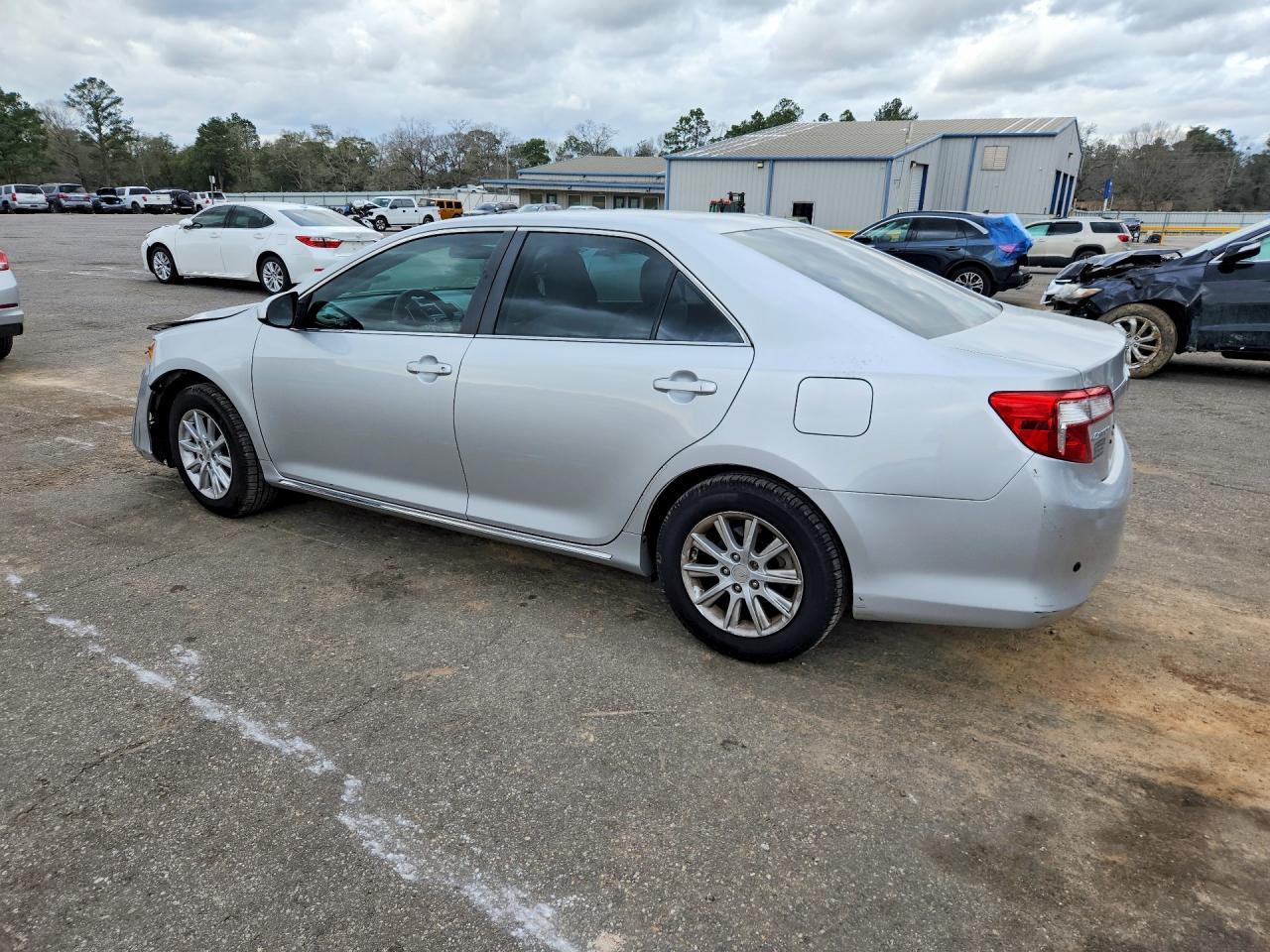 2012 Toyota Camry Le - Фото 2