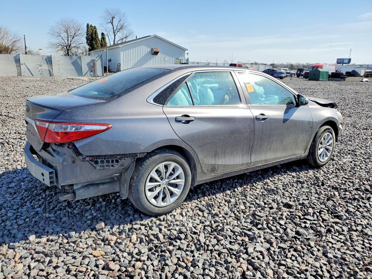 2015 Toyota Camry Le - Image 3