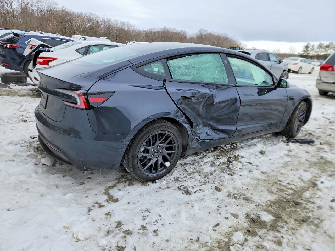 2026 Tesla Model 3 - Фото 3